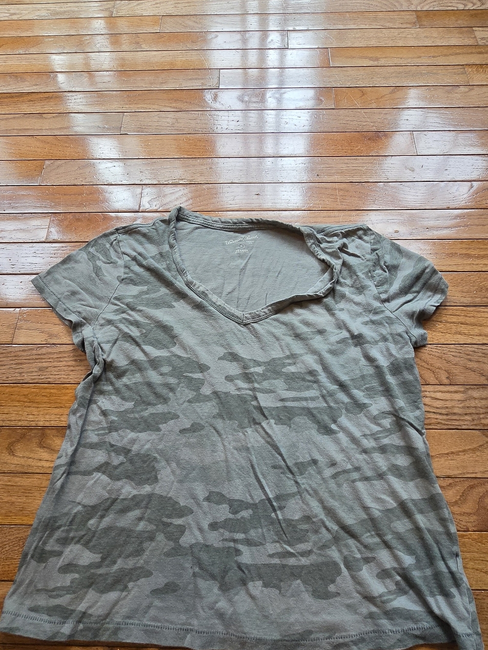 Universal Thread Women's Short Sleeve V-Neck Tee in Green Camo